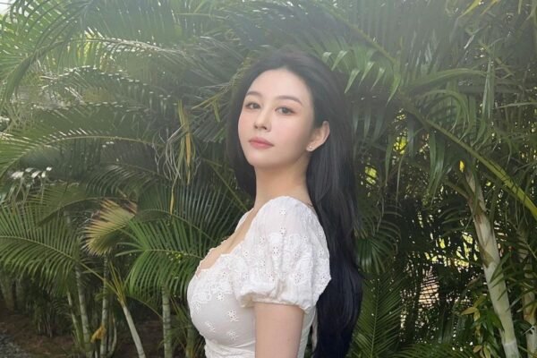 The beauty of the daughter of 18+ movie queen Khau Thuc Trinh 0