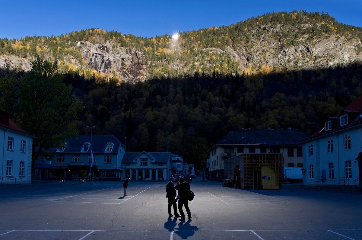 Why is Rjukan known as 'the town without the Sun'? 2